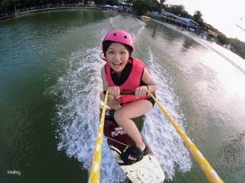 Kaohsiung｜Water skiing experience at Lotus Pond Water Ski Theme Park｜Free S U P